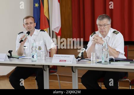 Dr. Karsten Homrighausen, Kooperationsvertrag erleichtert zukünftig die Arbeit im Ehrenamt, Senatsverwaltung für Inneres und Sport, Iris Spranger, AM 19.07.2024 a Berlino, Berliner Feuerwehr, Deutschland *** Dr. Karsten Homrighausen, accordo di cooperazione renderà più facile il lavoro volontario in futuro, Dipartimento del Senato per gli interni e lo sport, Iris Spranger, il 19 07 2024 a Berlino, Vigili del fuoco di Berlino, Germania Foto Stock