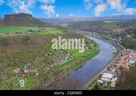 Vista sul fiume Elba dalla fortezza di Konigstein in cima alle montagne di arenaria dell'Elba, Konigstein, Sassonia, Germania Foto Stock