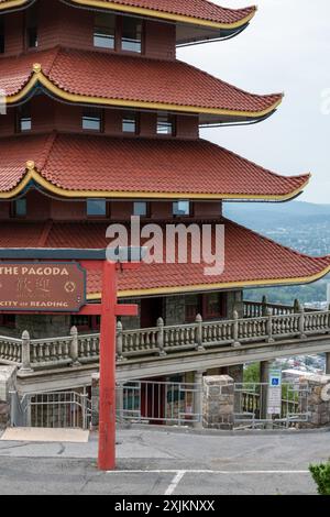 Panoramica di una pagoda asiatica che si affaccia su una foresta e una città. Foto Stock