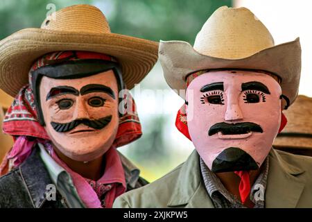 Danzantes en la celebración del Día de Muertos Foto Stock