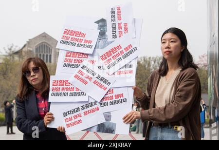 Protesta contro Kim Hwal-LAN, 8 aprile 2024: I partecipanti tengono una foto di una statua di Kim Hwal-LAN (Helen Kim, 1899-1970), ex presidente della Ewha Womans University, che è stata disonorata di picchetti, in una protesta davanti all'università di Seoul, Corea del Sud. Un gruppo di laureati dell'università e attivisti tennero una protesta contro Kim che insistettero, aveva aiutato i giapponesi durante l'occupazione coloniale giapponese della Corea (1910-1945) e aveva svolto attività anti-donne. Kim Hwal-LAN è noto per aver incoraggiato gli studenti coreani a sostenere il Giappone durante la seconda guerra mondiale attraverso il suo wri Foto Stock