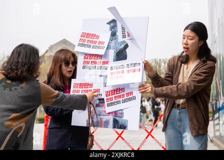 Protesta contro Kim Hwal-LAN, 8 aprile 2024: I partecipanti tengono una foto di una statua di Kim Hwal-LAN (Helen Kim, 1899-1970), ex presidente della Ewha Womans University, che è stata disonorata di picchetti, in una protesta davanti all'università di Seoul, Corea del Sud. Un gruppo di laureati dell'università e attivisti tennero una protesta contro Kim che insistettero, aveva aiutato i giapponesi durante l'occupazione coloniale giapponese della Corea (1910-1945) e aveva svolto attività anti-donne. Kim Hwal-LAN è noto per aver incoraggiato gli studenti coreani a sostenere il Giappone durante la seconda guerra mondiale attraverso il suo wri Foto Stock