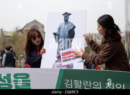 Protesta contro Kim Hwal-LAN, 8 aprile 2024: I partecipanti tengono una foto di una statua di Kim Hwal-LAN (Helen Kim, 1899-1970), ex presidente della Ewha Womans University, che è stata disonorata con un picchetto, in occasione di una protesta davanti all'università di Seoul, Corea del Sud. Un gruppo di laureati dell'università e attivisti tennero una protesta contro Kim che insistettero, aveva aiutato i giapponesi durante l'occupazione coloniale giapponese della Corea (1910-1945) e aveva svolto attività anti-donne. Kim Hwal-LAN è noto per aver incoraggiato gli studenti coreani a sostenere il Giappone durante la seconda guerra mondiale attraverso il suo wr Foto Stock