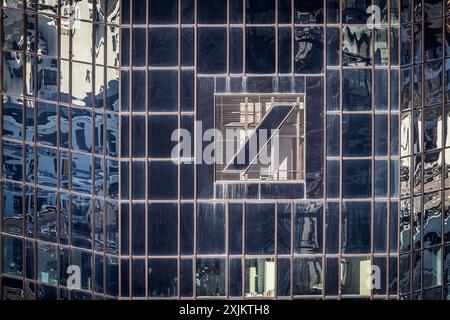 Logo Deutsche Bank su una delle due torri gemelle alte 155 metri nel distretto bancario, sede centrale, Francoforte sul meno, Assia, Germania Foto Stock