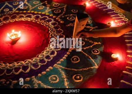 Gli studenti della Cotton University illuminano facendo un rangoli in occasione del Diwali Festival, il 4 novembre 2021 a Guwahati, India. Durante il Diwali Foto Stock