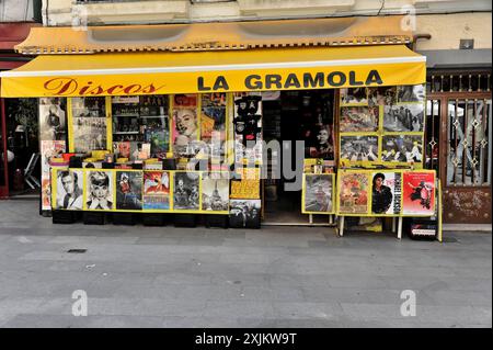 Madrid, Spagna, Europa, Un negozio di dischi chiamato "la Gramola" con molti dischi e poster in vetrina Foto Stock