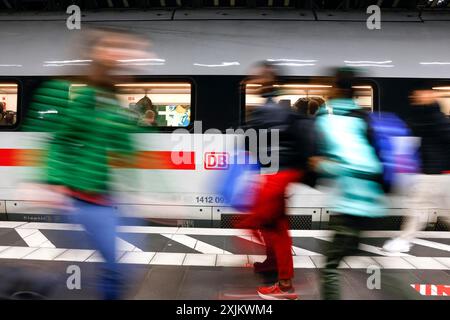 La fitta folla della stazione centrale di Francoforte. Circa mezzo milione di persone passano ogni giorno attraverso le sale della stazione, Francoforte sul meno, 31 10 2023 Foto Stock