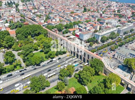 (240719) -- ISTANBUL, 19 luglio 2024 (Xinhua) -- una foto di un drone aereo scattata il 18 luglio 2024 mostra una scena dell'acquedotto di Valente a Istanbul, T¨¹rkiye. L'acquedotto di Valente è un importante acquedotto romano di Istanbul. Come parte di un più ampio sistema di approvvigionamento idrico, fu completato alla fine del IV secolo d.C. durante il regno dell'imperatore romano Valente, da cui prende il nome. La struttura è notevole per il suo impressionante design ingegneristico e architettonico. L'acquedotto è stato costruito utilizzando una combinazione di pietra e mattoni, e presenta una serie di archi che supportano il canale dell'acqua Foto Stock