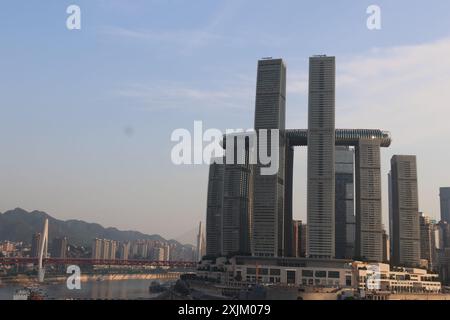 "Skyline Majesty: Le vette torreggianti di Chongqing e le luci luccicanti" Foto Stock