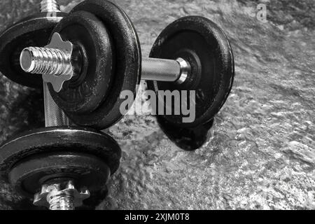 Campane su pavimento con texture scure, primo piano. Spazio per il testo Foto Stock