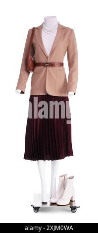 Manichino femminile vestito con giacca, dolcevita e gonna con accessori isolati su bianco. Outfit elegante Foto Stock