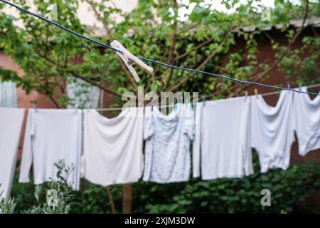 vestiti appesi in giardino per asciugarsi Foto Stock