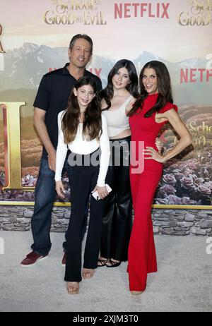 Samantha Harris e la sua famiglia alla prima di Los Angeles di "The School for Good and Evil" di Netflix, tenutasi al Regency Village Theatre di Hollywood Foto Stock