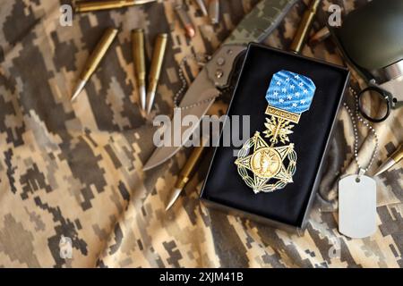 KIEV, UCRAINA - 10 LUGLIO 2024 Air Force Medal of Honor. La più alta medaglia militare degli Stati Uniti con nastro e spilla. Primo piano di oggetti di scena fatti a mano in carta Foto Stock