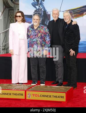 Sigourney Weaver, Jon Landau, James Cameron e Stephen Lang alla cerimonia di registrazione di mani e piedi di James Cameron e Jon Landau tenutasi presso il TCL Foto Stock