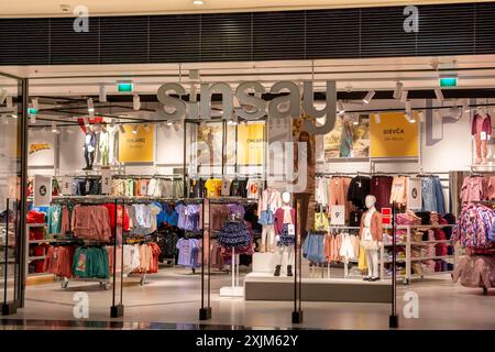 Bratislava, Slovacchia, 19 febbraio 2023: Negozio di moda di lusso SINSAY nel centro commerciale Nivy. Bratislava. Slovacchia Foto Stock