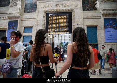 Milano, Milano. 19 luglio 2024. Ritardi e cancellazioni dei treni in stazione centrale a causa di un guasto alla linea dell'alta velocit&#xe0; - Milano - Venerd&#xec; 19 luglio 2024 (foto Claudio Furlan/Lapresse) firma del protocollo d'intesa tra regione Lombardia ed Eni Spa - Milano - venerdì 19 luglio 2024 (foto Claudio Furlan/Lapresse) credito: LaPresse/Alamy Live News Foto Stock