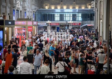 Milano, Milano. 19 luglio 2024. Ritardi e cancellazioni dei treni in stazione centrale a causa di un guasto alla linea dell'alta velocit&#xe0; - Milano - Venerd&#xec; 19 luglio 2024 (foto Claudio Furlan/Lapresse) firma del protocollo d'intesa tra regione Lombardia ed Eni Spa - Milano - venerdì 19 luglio 2024 (foto Claudio Furlan/Lapresse) credito: LaPresse/Alamy Live News Foto Stock