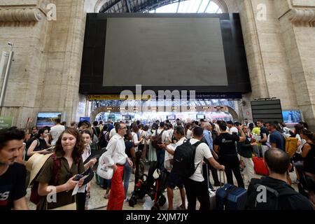 Milano, Milano. 19 luglio 2024. Ritardi e cancellazioni dei treni in stazione centrale a causa di un guasto alla linea dell'alta velocit&#xe0; - Milano - Venerd&#xec; 19 luglio 2024 (foto Claudio Furlan/Lapresse) firma del protocollo d'intesa tra regione Lombardia ed Eni Spa - Milano - venerdì 19 luglio 2024 (foto Claudio Furlan/Lapresse) credito: LaPresse/Alamy Live News Foto Stock