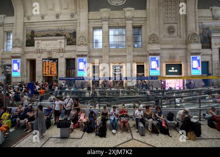 Milano, Milano. 19 luglio 2024. Ritardi e cancellazioni dei treni in stazione centrale a causa di un guasto alla linea dell'alta velocit&#xe0; - Milano - Venerd&#xec; 19 luglio 2024 (foto Claudio Furlan/Lapresse) firma del protocollo d'intesa tra regione Lombardia ed Eni Spa - Milano - venerdì 19 luglio 2024 (foto Claudio Furlan/Lapresse) credito: LaPresse/Alamy Live News Foto Stock