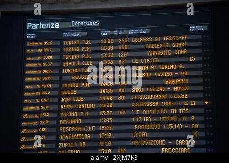 Milano, Milano. 19 luglio 2024. Ritardi e cancellazioni dei treni in stazione centrale a causa di un guasto alla linea dell'alta velocit&#xe0; - Milano - Venerd&#xec; 19 luglio 2024 (foto Claudio Furlan/Lapresse) firma del protocollo d'intesa tra regione Lombardia ed Eni Spa - Milano - venerdì 19 luglio 2024 (foto Claudio Furlan/Lapresse) credito: LaPresse/Alamy Live News Foto Stock