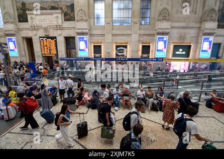 Milano, Milano. 19 luglio 2024. Ritardi e cancellazioni dei treni in stazione centrale a causa di un guasto alla linea dell'alta velocit&#xe0; - Milano - Venerd&#xec; 19 luglio 2024 (foto Claudio Furlan/Lapresse) firma del protocollo d'intesa tra regione Lombardia ed Eni Spa - Milano - venerdì 19 luglio 2024 (foto Claudio Furlan/Lapresse) credito: LaPresse/Alamy Live News Foto Stock