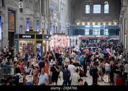 Milano, Milano. 19 luglio 2024. Ritardi e cancellazioni dei treni in stazione centrale a causa di un guasto alla linea dell'alta velocit&#xe0; - Milano - Venerd&#xec; 19 luglio 2024 (foto Claudio Furlan/Lapresse) firma del protocollo d'intesa tra regione Lombardia ed Eni Spa - Milano - venerdì 19 luglio 2024 (foto Claudio Furlan/Lapresse) credito: LaPresse/Alamy Live News Foto Stock