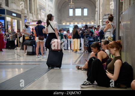 Milano, Milano. 19 luglio 2024. Ritardi e cancellazioni dei treni in stazione centrale a causa di un guasto alla linea dell'alta velocit&#xe0; - Milano - Venerd&#xec; 19 luglio 2024 (foto Claudio Furlan/Lapresse) firma del protocollo d'intesa tra regione Lombardia ed Eni Spa - Milano - venerdì 19 luglio 2024 (foto Claudio Furlan/Lapresse) credito: LaPresse/Alamy Live News Foto Stock