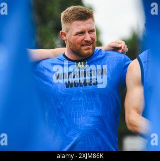 I Warrington Wolves firmano Luke Yates il primo giorno al The Wire Foto Stock