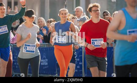 Ritratto di un gruppo di persone che partecipano a una maratona e corrono lungo un percorso cittadino. Jogger che danno il meglio per raggiungere il traguardo in una gara amichevole Foto Stock