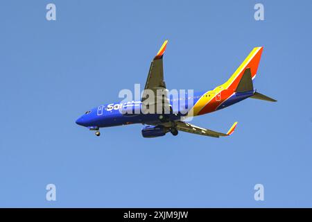 Alexandria, Virginia, USA - 1 maggio 2024: Boeing 737 Max jet (registrazione N235WN) operato dalla compagnia aerea budget Southwest Airlines in volo Foto Stock