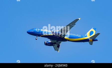 Alexandria, Virginia, Stati Uniti d'America - 1 maggio 2024: Airbus A320 jet (registrazione N775JB) operato da JetBlue in volo con design veterani Foto Stock