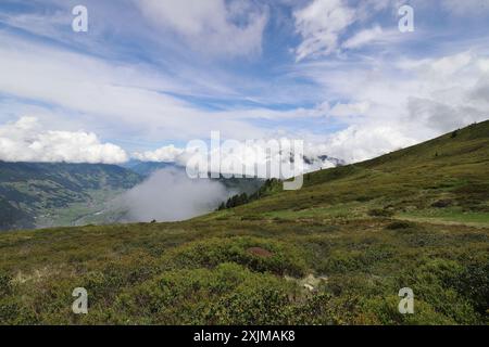 Vista dall'altopiano dell'Ahorn la mattina presto, Zillertal, Mayrhofen, Austria Foto Stock