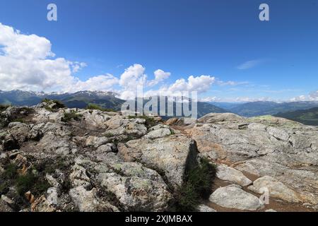 Vista di un altopiano roccioso con cime di montagna e campi di nuvole bianche sullo sfondo Foto Stock