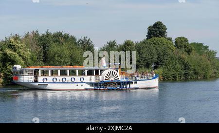 Surbiton Surrey, Regno Unito, 15 luglio 2022: Yarmouth Belle in rotta da Hampton Court a Kingston il 15 luglio 2022. Persone non identificate Foto Stock