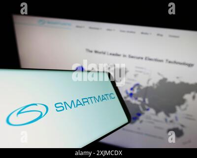 Stoccarda, Germania, 05-21-2022: Smartphone con logo della società di voto Smartmatic Corporation sullo schermo davanti al sito Web. Concentrati su Foto Stock