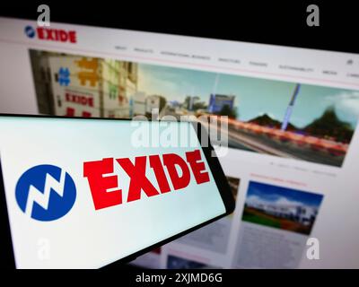 Stoccarda, Germania, 05-22-2022: Telefono cellulare con logo della società indiana di batterie Exide Industries Ltd. Sullo schermo di fronte al sito Web aziendale. Concentrati Foto Stock