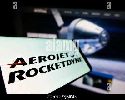 Stoccarda, Germania, 06-06-2022: Smartphone con logo della società aerospaziale americana Aerojet Rocketdyne sullo schermo davanti al sito Web aziendale. Concentrati Foto Stock