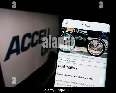 Stoccarda, Germania, 06-10-2022: Persona che possiede uno smartphone con pagina web della società olandese di biciclette Accell Group N.V. sullo schermo davanti al logo. Concentrati Foto Stock