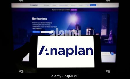 Stoccarda, Germania, 06-10-2022: Persona che detiene il cellulare con il logo della società americana di software Anaplan Inc. Sullo schermo davanti al logo aziendale. Foto Stock