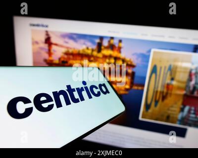Stoccarda, Germania, 06-18-2022: Smartphone con logo della società di servizi Centrica plc sullo schermo di fronte al sito Web aziendale. Concentrati sul centro Foto Stock