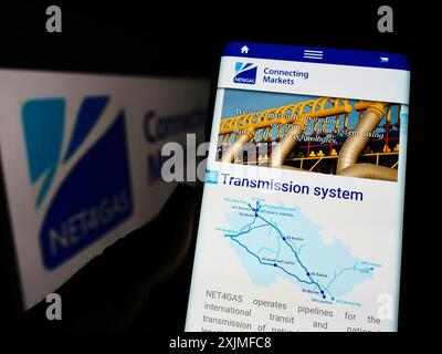 Stoccarda, Germania, 06-18-2022: Persona che detiene un cellulare con pagina web della società ceca di trasporto del gas NET4GAS sro sullo schermo davanti al logo. Concentrati Foto Stock