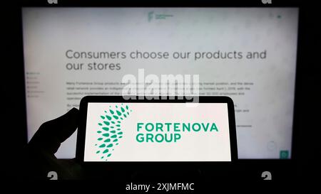 Stoccarda, Germania, 06-25-2022: Persona con smartphone con logo del conglomerato croato Fortenova Group sullo schermo davanti al sito web. Concentrati su Foto Stock