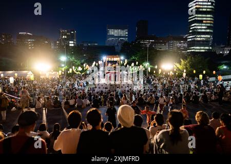 Tokyo, Giappone. 19 luglio 2024. People celebra il prossimo Obon Festival a Tokyo, Giappone, 19 luglio 2024. L'Obon Festival è un'usanza secolare che celebra e onora la vita dei familiari e degli amici deceduti. Crediti: Zhang Xiaoyu/Xinhua/Alamy Live News Foto Stock