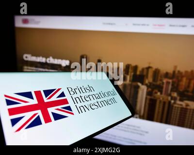 Stoccarda, Germania, 06-25-2022: Smartphone con logo British International Investment (BII) sullo schermo di fronte al sito Web aziendale. Concentrati su Foto Stock