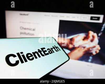 Stoccarda, Germania, 07-10-2022: Telefono cellulare con logo dell'ente benefico di diritto ambientale ClientEarth sullo schermo di fronte al sito web. Concentrati sul centro di Foto Stock