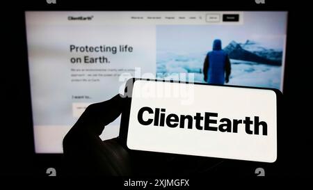 Stoccarda, Germania, 07-10-2022: Persona che tiene un cellulare con il logo dell'ente benefico di diritto ambientale ClientEarth sullo schermo di fronte alla pagina web. Concentrati su Foto Stock