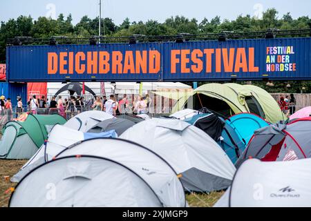 Nordholz, Germania. 19 luglio 2024. Numerose tende sono allestite nel campeggio del Deichbrand Festival, di fronte all'ingresso del parco del festival. Il festival all'aperto con circa 60.000 visitatori si svolge dal 18 al 21 luglio. Crediti: Hauke-Christian Dittrich/dpa/Alamy Live News Foto Stock