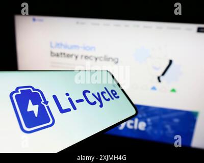 Stoccarda, Germania, 07-16-2022: Telefono cellulare con logo della società canadese di riciclaggio delle batterie li-Cycle Corp. Sullo schermo di fronte al sito web. Concentrati su Foto Stock