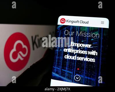 Stoccarda, Germania, 07-30-2022: Persona che detiene uno smartphone con sito web della società cinese Kingsoft Cloud Holdings Limited sullo schermo con logo. Concentrati Foto Stock